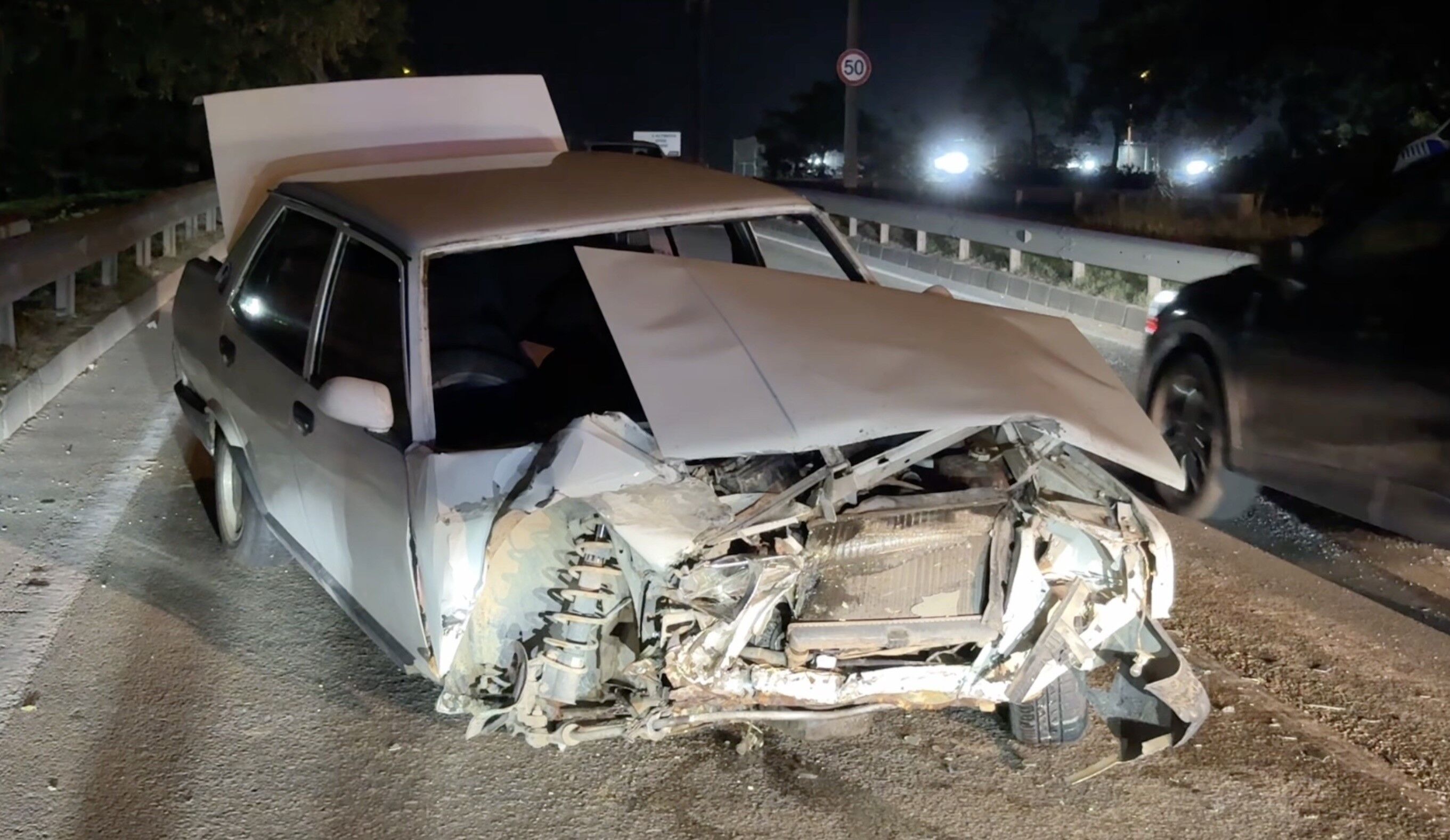 Bursa’da Bariyerlere Çarpan Otomobildeki 2 Kişi Yaralandıaw802472 02