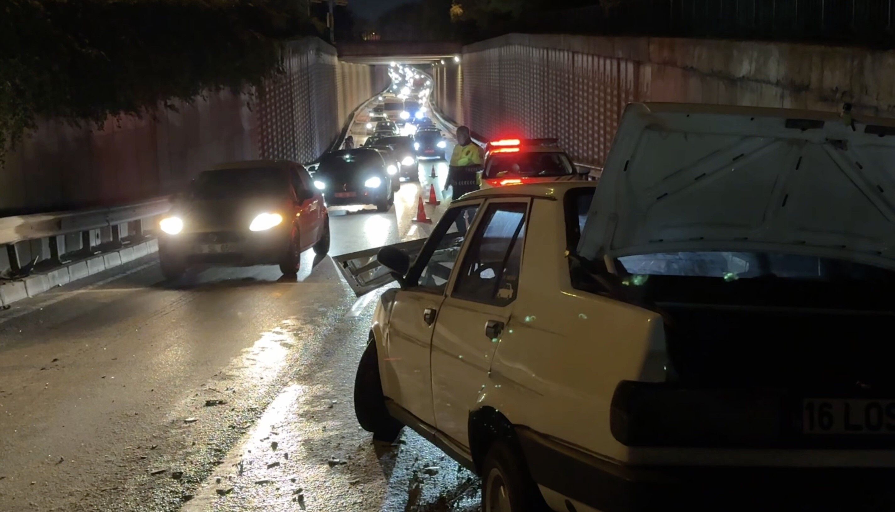 Bursa’da Bariyerlere Çarpan Otomobildeki 2 Kişi Yaralandıaw802472 03