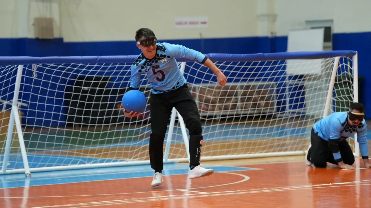 Bursa'da Basketbolcular Gözlerini Kapatıp Sahaya Çıktı! Bu Kez Goalball Oynadılar (1)