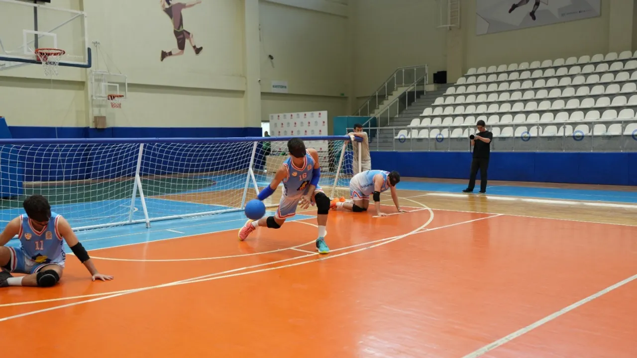 Bursa'da Basketbolcular Gözlerini Kapatıp Sahaya Çıktı! Bu Kez Goalball Oynadılar (2)