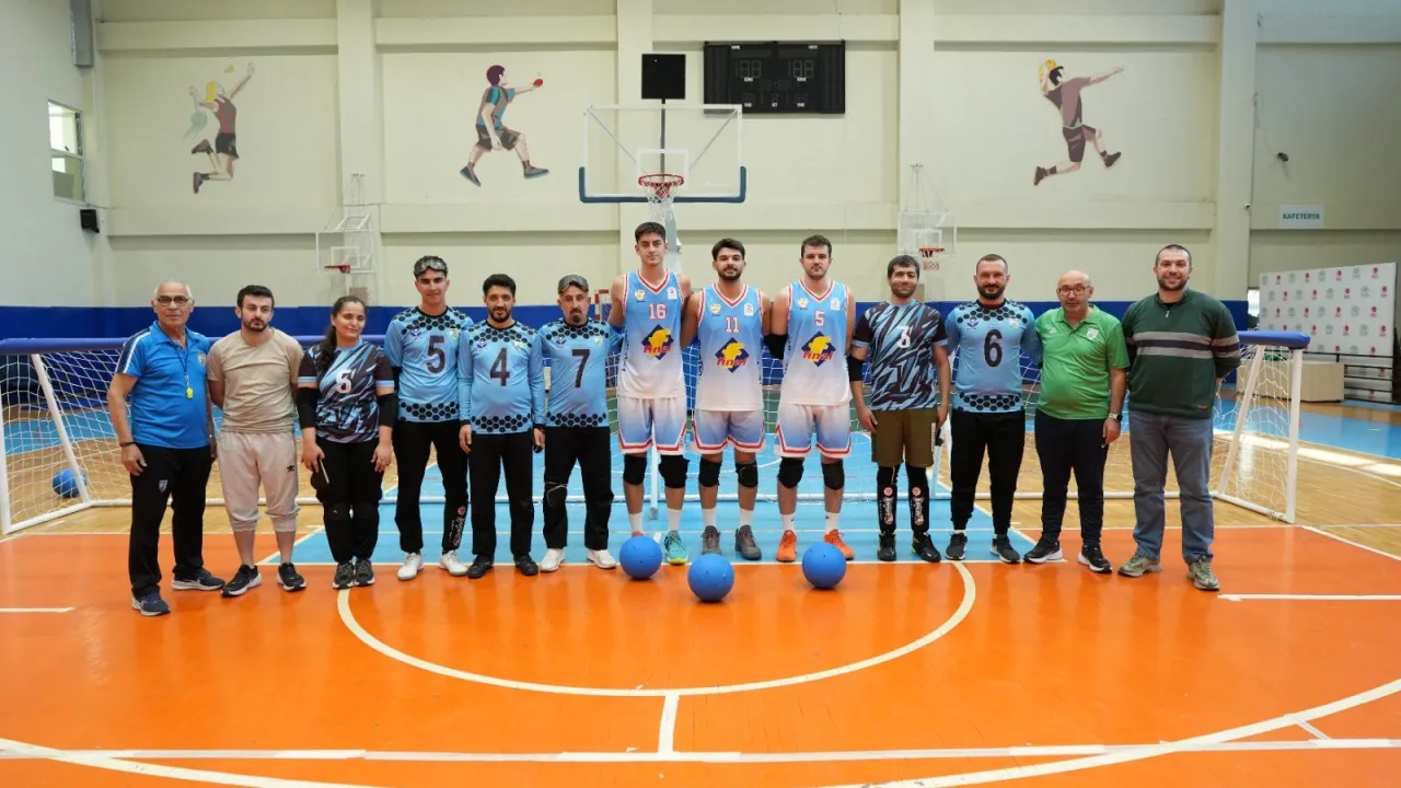 Bursa'da Basketbolcular Gözlerini Kapatıp Sahaya Çıktı! Bu Kez Goalball Oynadılar (3)