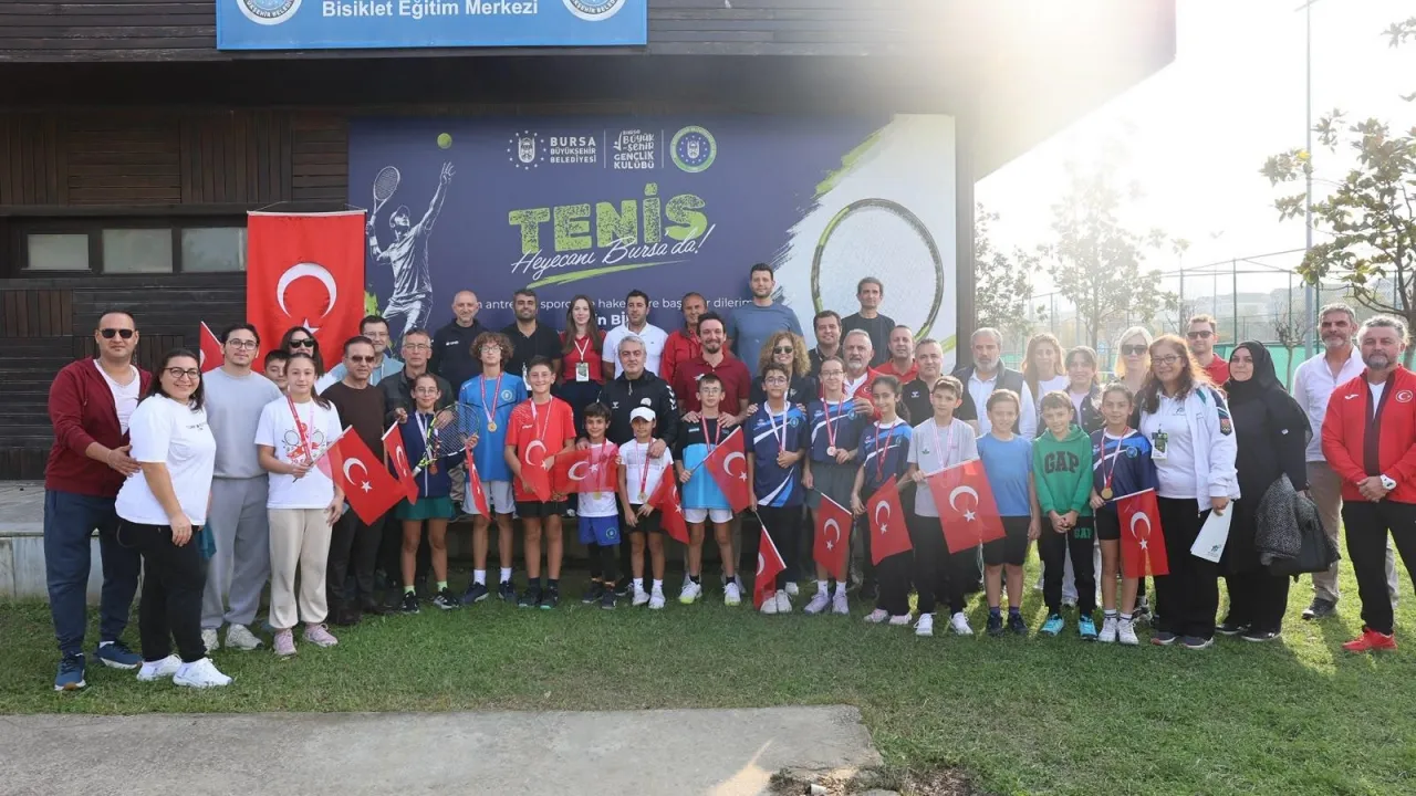 Bursa'da Cumhuriyet Coşkusu Kortlara Taşındı! Genç Raketler Yarıştı (1)