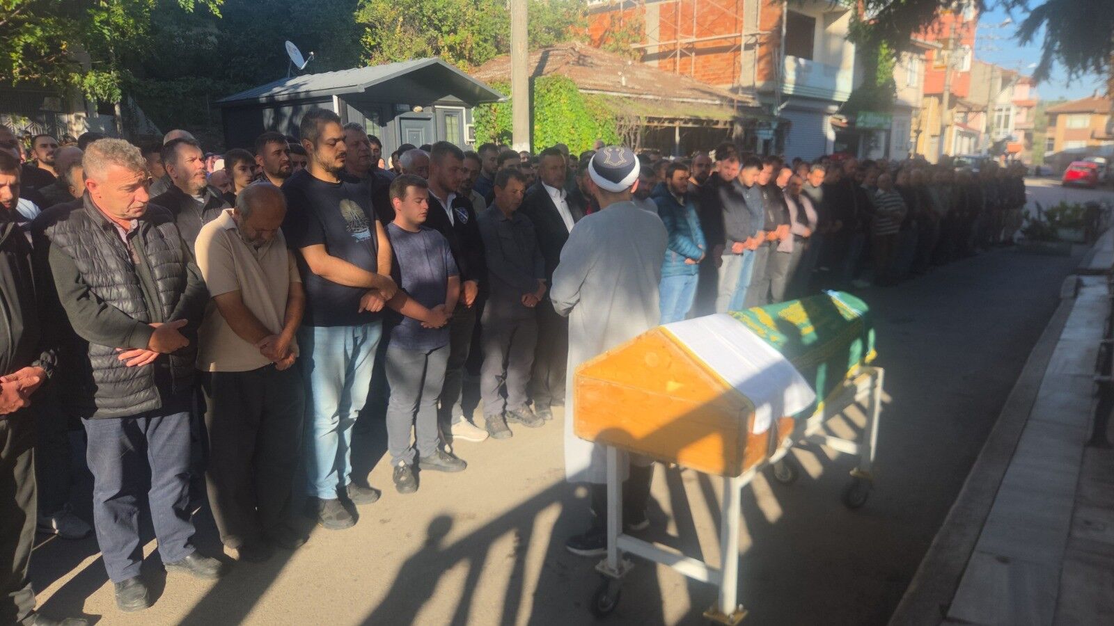 Bursa’da Fabrikada Çatıdan Düşerek Hayatını Kaybeden Işçi Toprağa Verildiaw803253 06