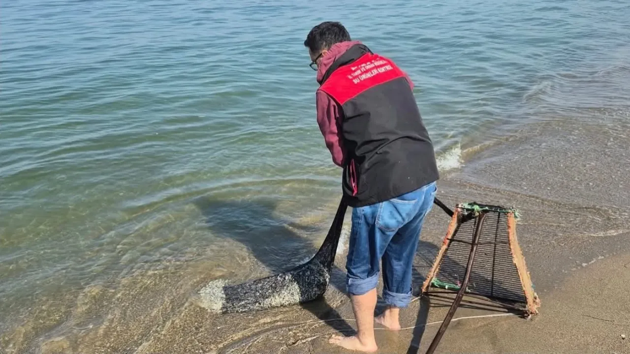 Bursa'da Kaçak Avcılık Denetimi! 2 Ton 760 Kilogram Kum Şırlanı Ele Geçirildi (1)