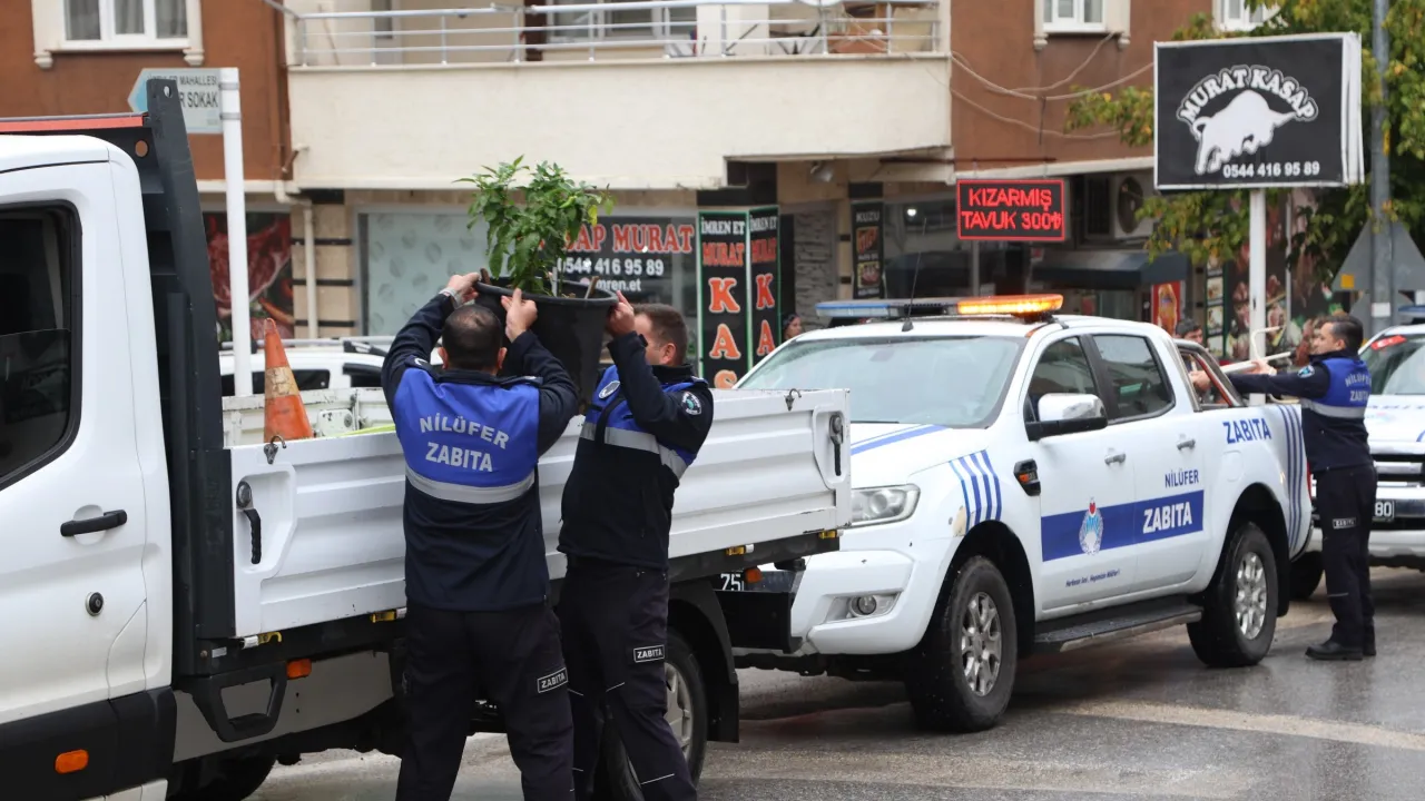 Bursa'da Kaldırım Işgallerine Müdahale! Tabela Ve Dubalar Toplandı