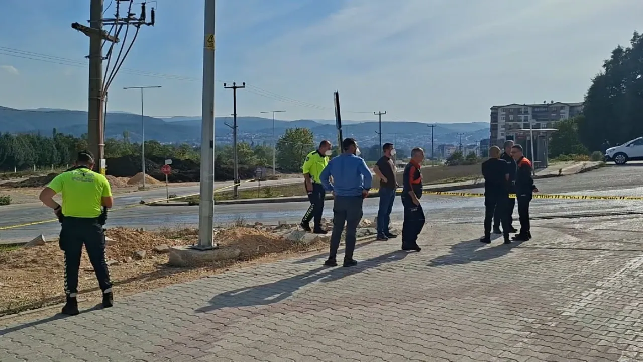 Bursa'da Kimyasal Madde Paniği! 4 Varil Sülfürik Asit Yola Saçıldı (1)