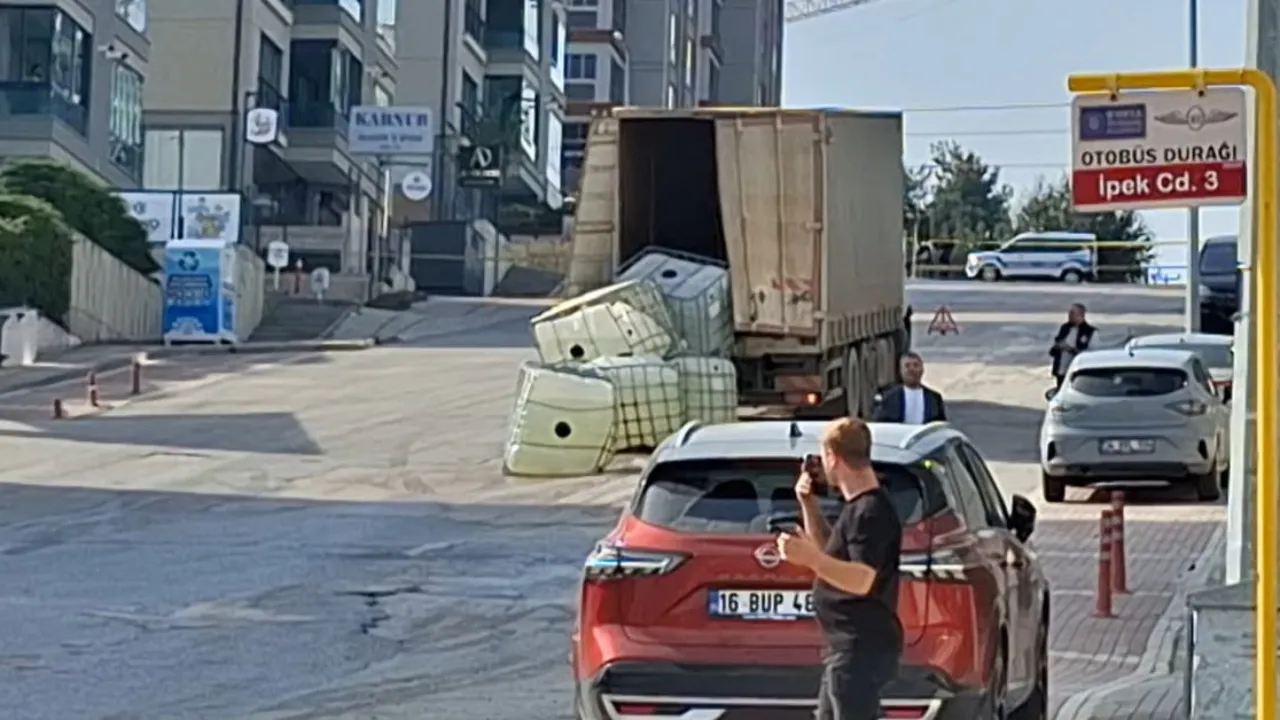 Bursa'da Kimyasal Madde Paniği! 4 Varil Sülfürik Asit Yola Saçıldı (2)