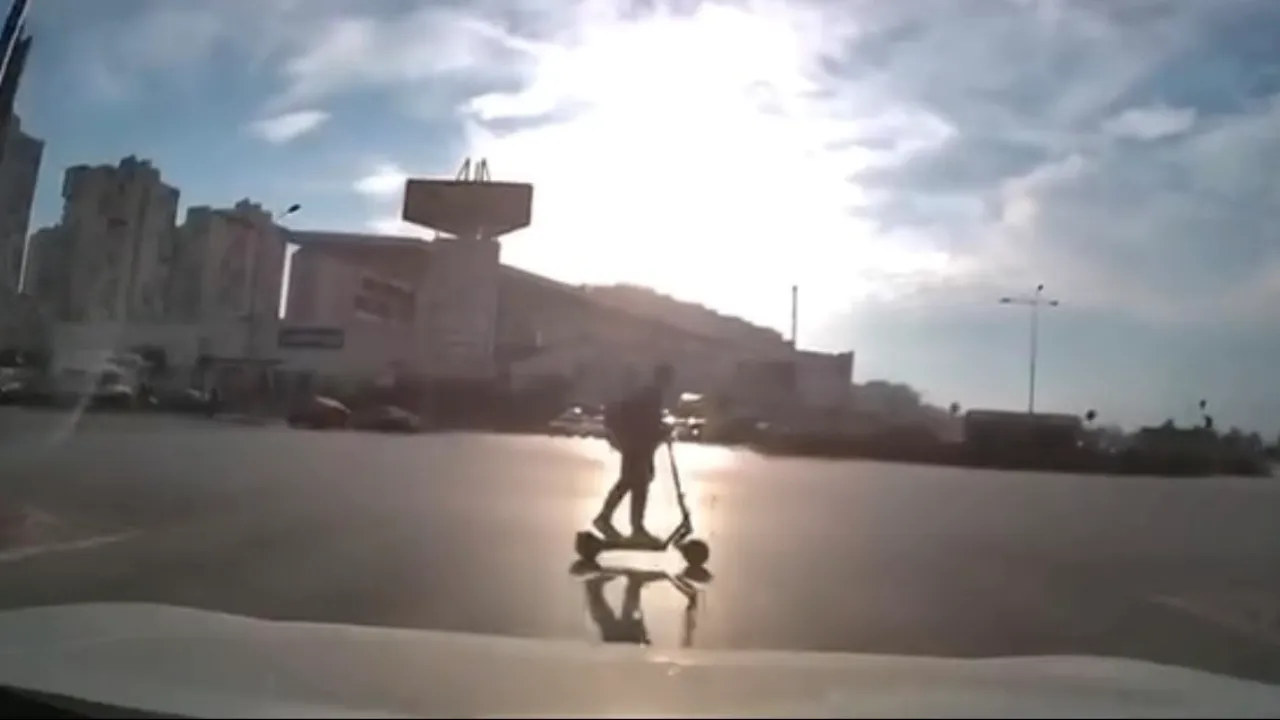 Bursa'da Kırmızı Işıkta Kavşağa Giren Scooter Sürücüsü Kazadan Son Anda Kurtuldu!