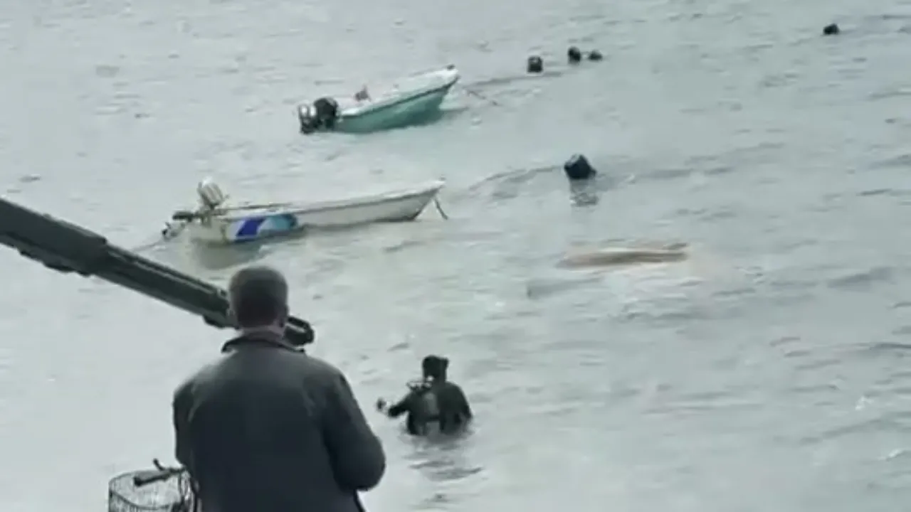 Bursa'da Lodosun Batırdığı Tekneler Vinçle Denizden Çıkarılıyor! (2)