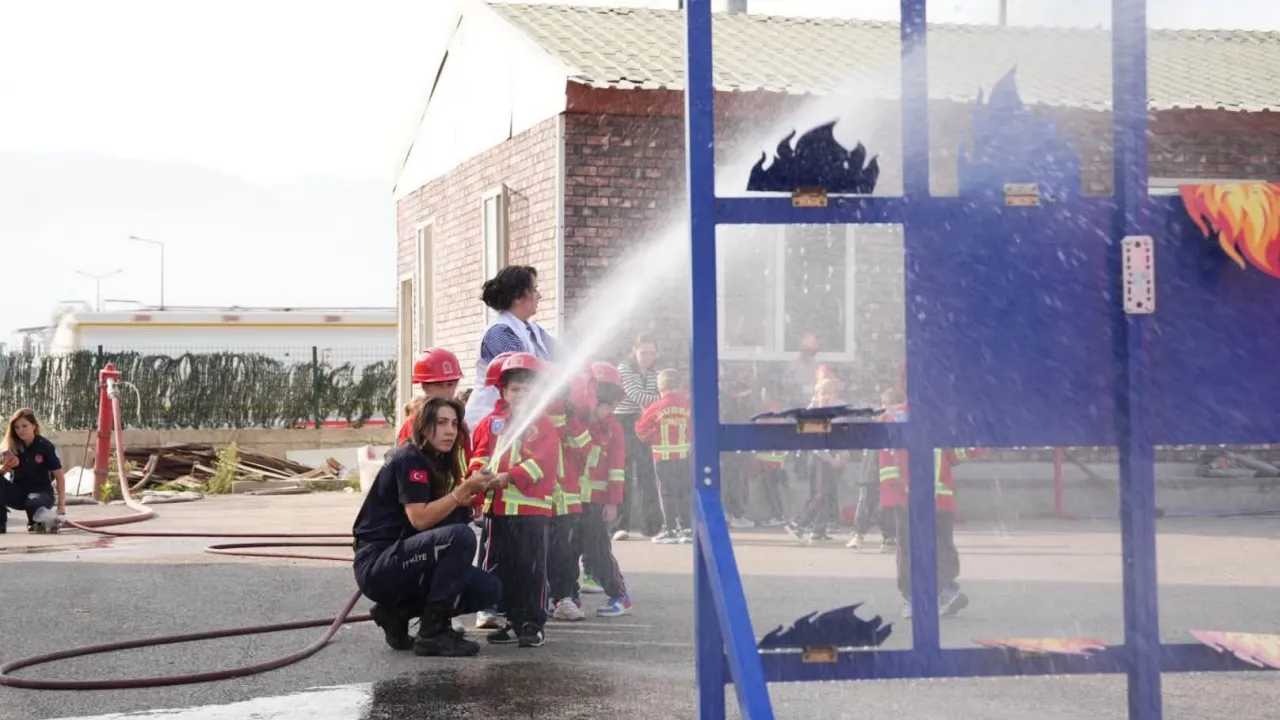 Bursa'da Minikler Itfaiyeci Oldu! Yangın Güvenliğini Uygulayarak Öğrendiler (2)