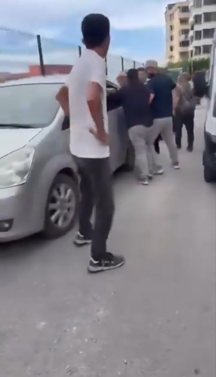 Bursa’da Okul Önünde Servis Şoförleri Kavgası: Öğrencilerin Bulunduğu Anlar Kameradaaw804894 03