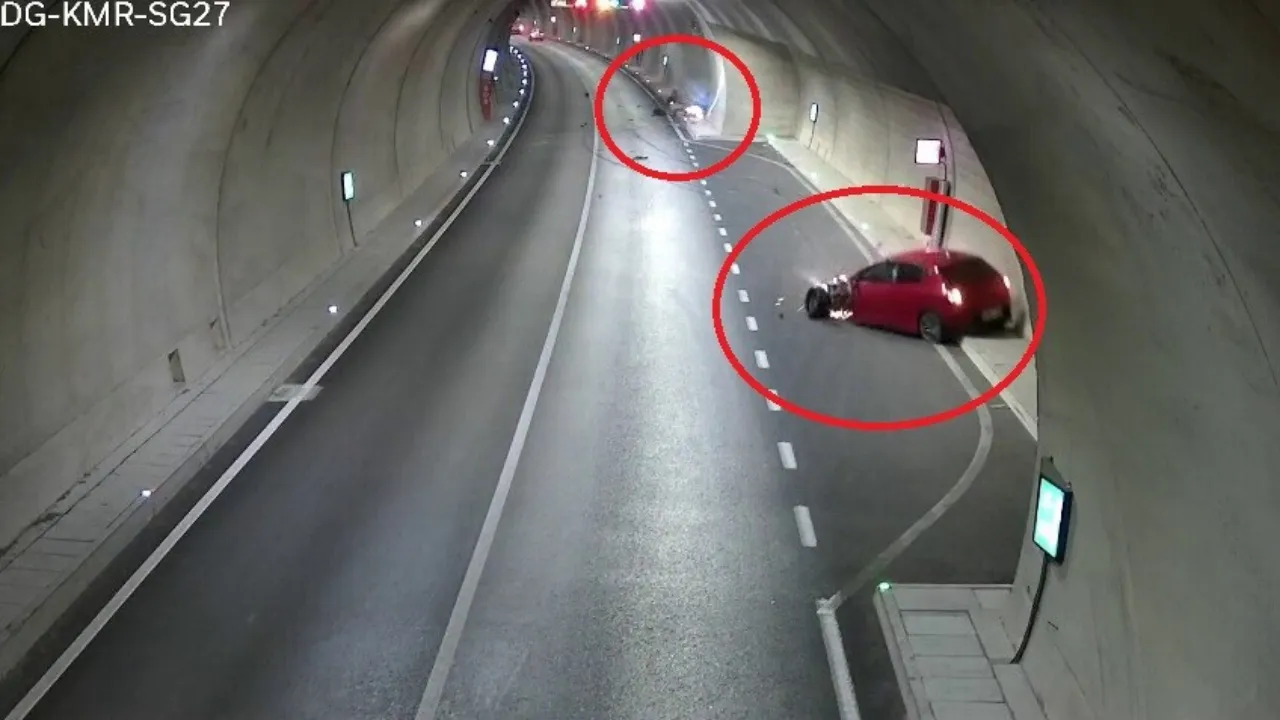 Bursa'da Ölümcül Kaza Kamerada! Otomobil Karşı Şeride Geçip Motosiklete Çarptı (1)