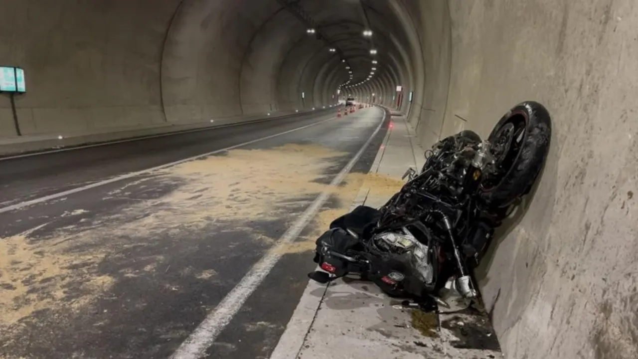 Bursa'da Ölümcül Kaza Kamerada! Otomobil Karşı Şeride Geçip Motosiklete Çarptı (2)