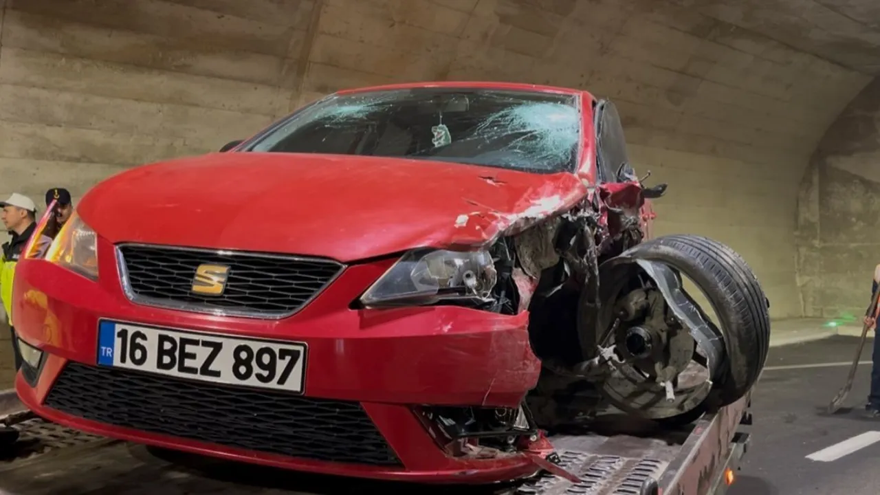 Bursa'da Ölümcül Kaza Kamerada! Otomobil Karşı Şeride Geçip Motosiklete Çarptı (3)