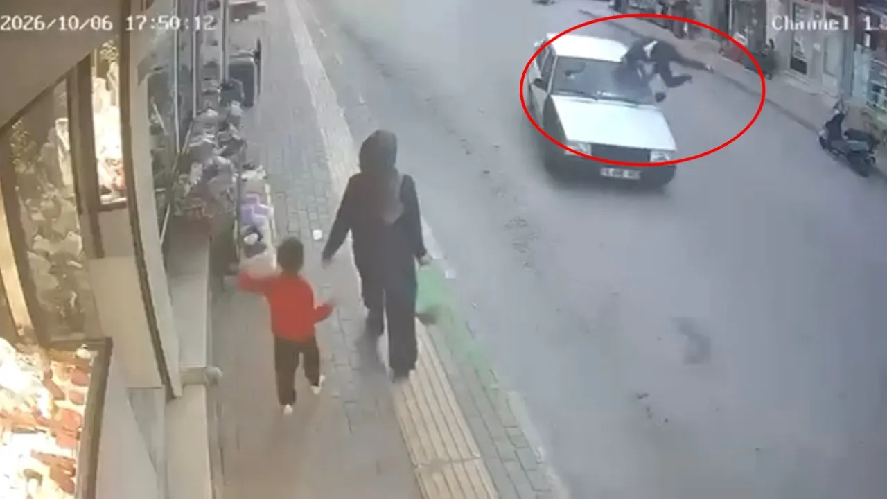 Bursa’da Otomobil Yayaya Çarptı Kaza Anı Kamerada