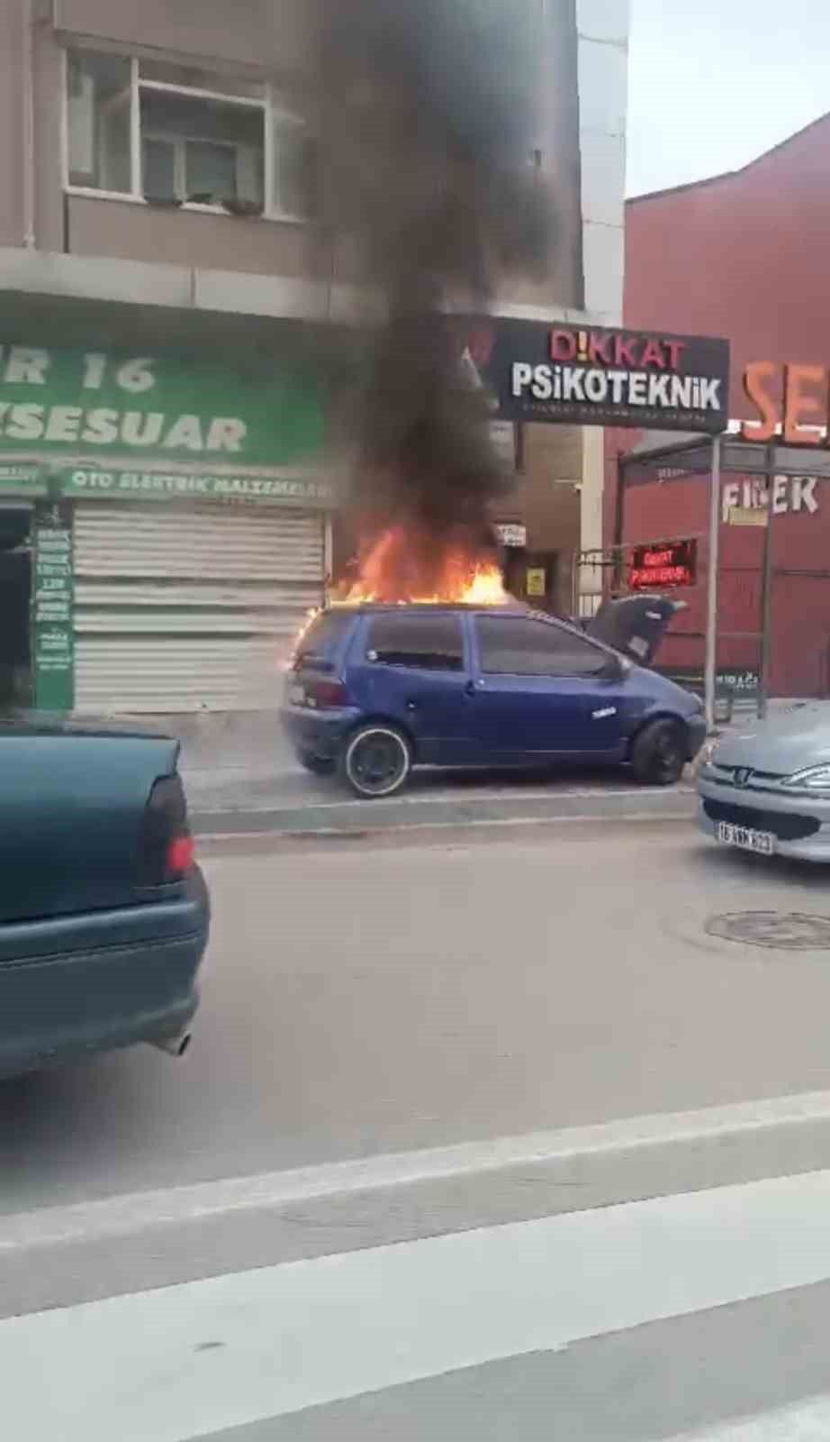 Bursa'da park halindeki otomobil alevlere teslim oldu