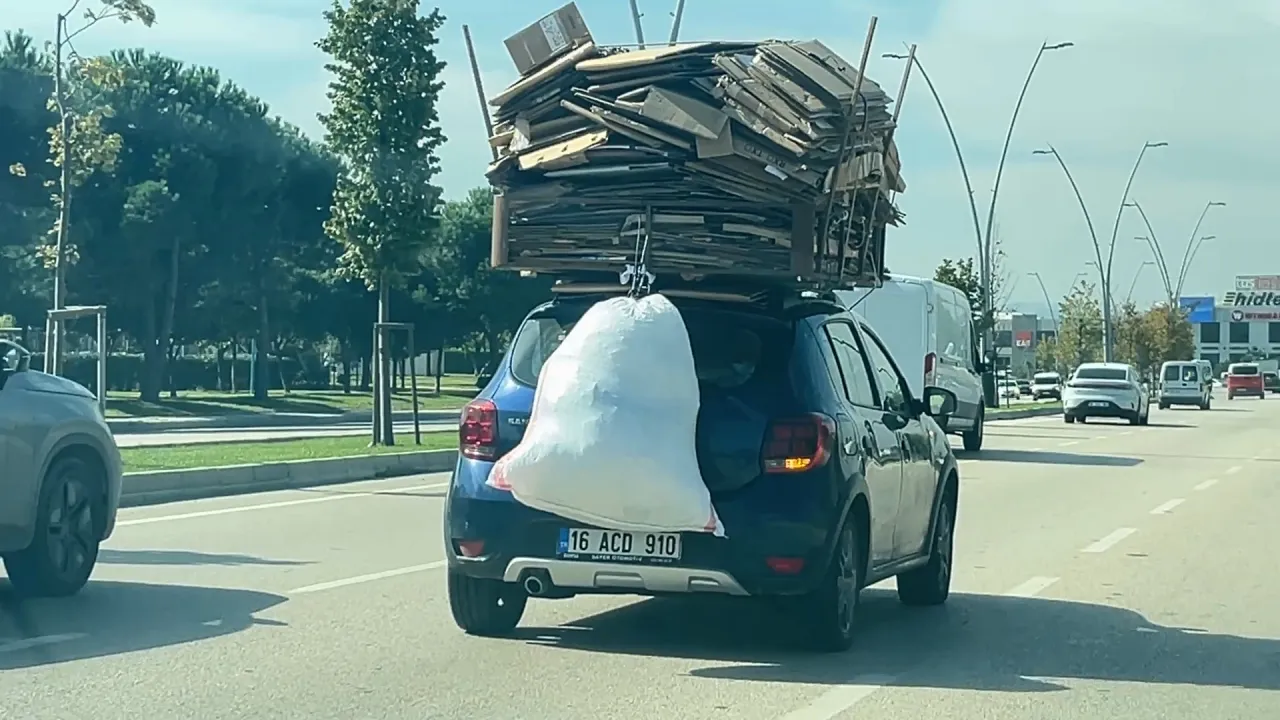 Bursa'da Pes Dedirten Görüntü! Otomobilin Üzerinde Kartonlarla Trafiğe Çıktı (2)