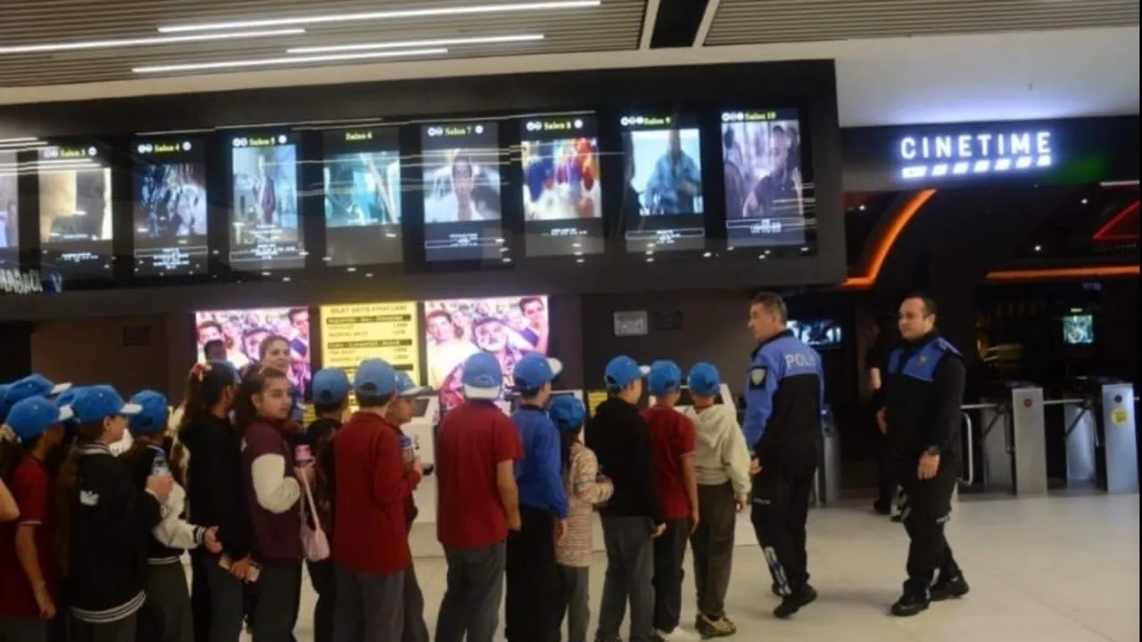 Bursa'da Polislerden 48 Öğrenciye Sinema Sürprizi!