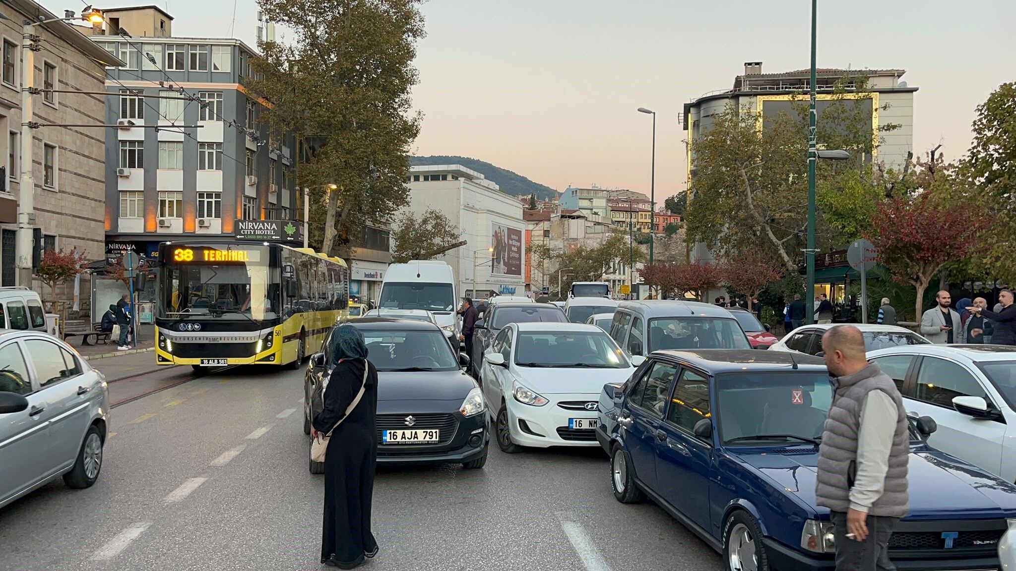 Bursa'da Sabah Namazı Yoğunluğu Trafiği Kilitledi! 3 Şeritli Yol Tek Şeride Düştü (1)
