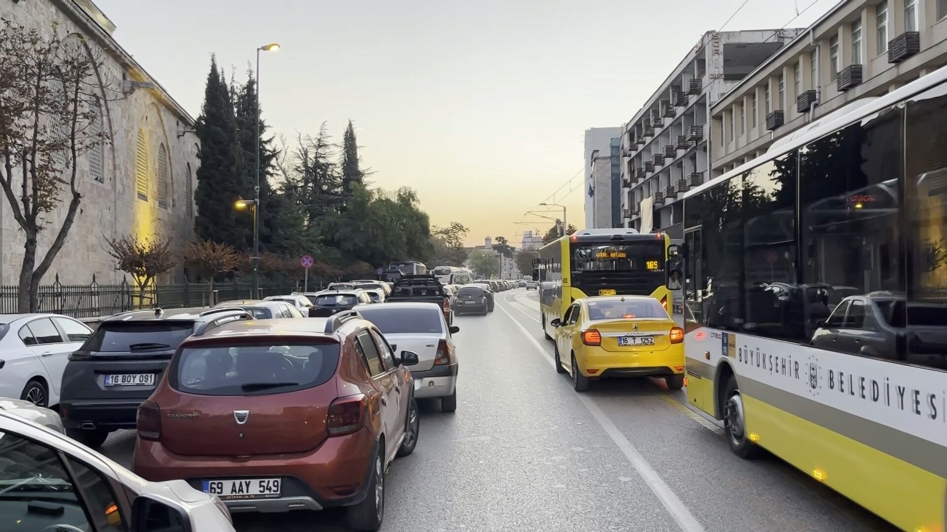 Bursa'da Sabah Namazı Yoğunluğu Trafiği Kilitledi! 3 Şeritli Yol Tek Şeride Düştü (3)