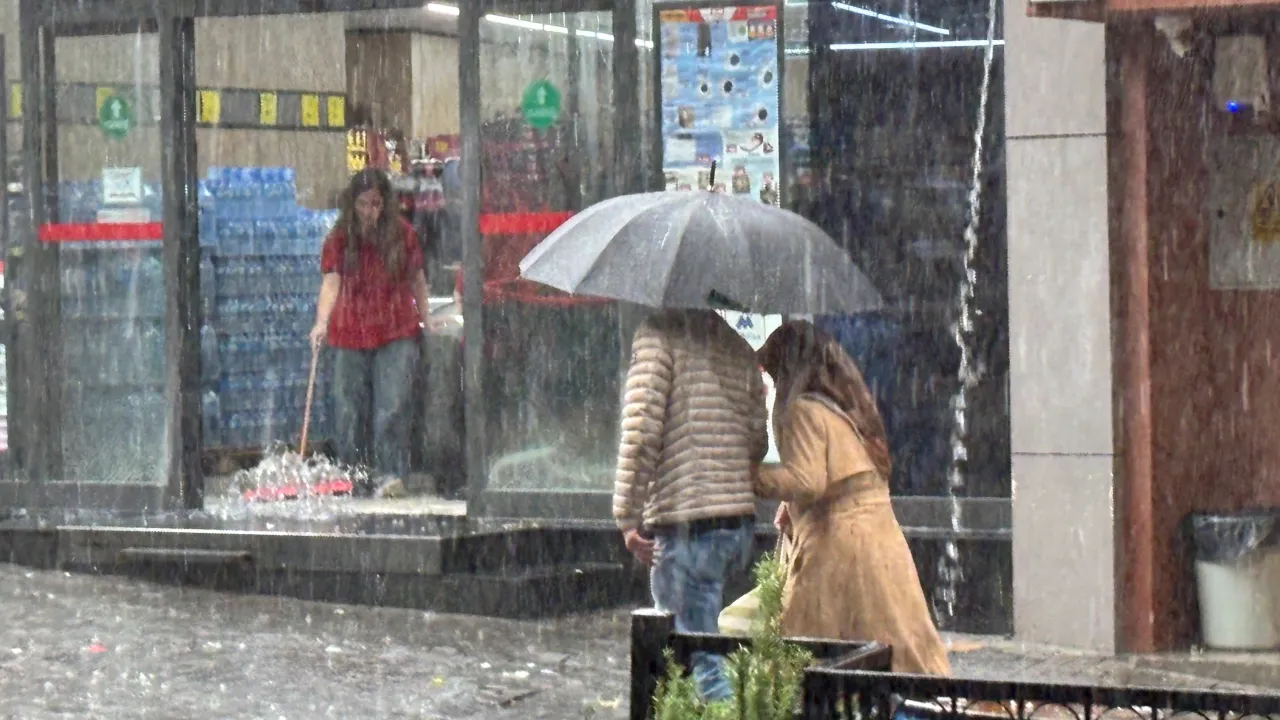 Bursa'da Sağanak Hayatı Olumsuz Etkiledi! Meteoroloji'den Bursa'ya Uyarı (2)