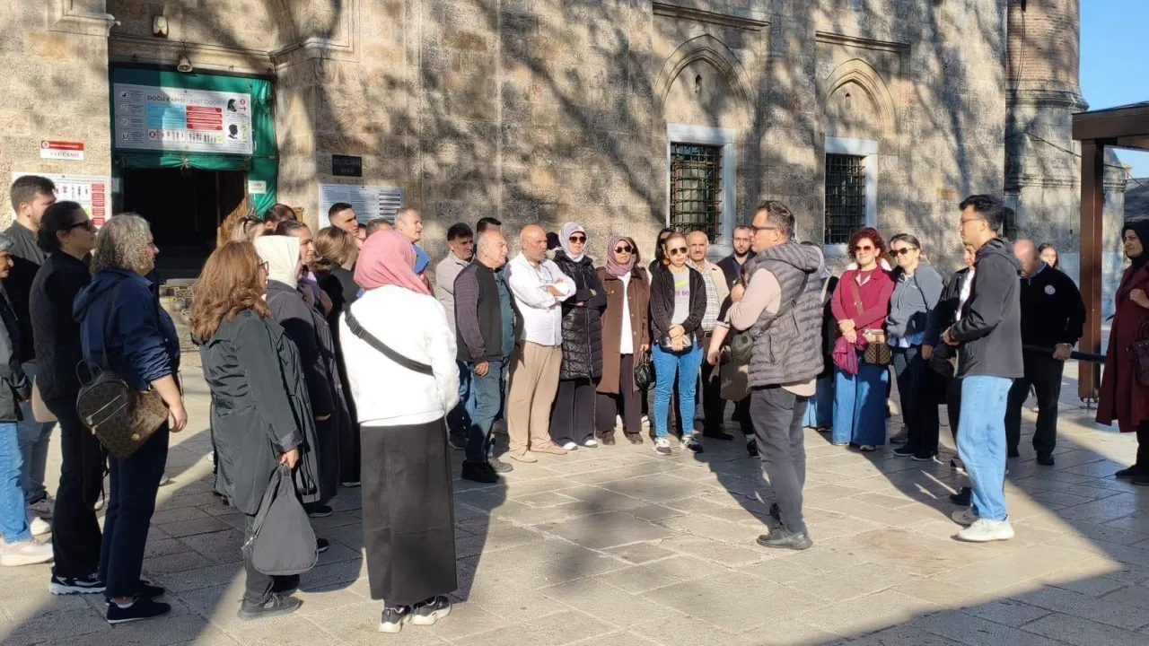 Bursa'da Sağlıklı Yaşam Için Tarihi Rotada Yürüdüler! Ulu Cami'den Emir Sultan'a (2)