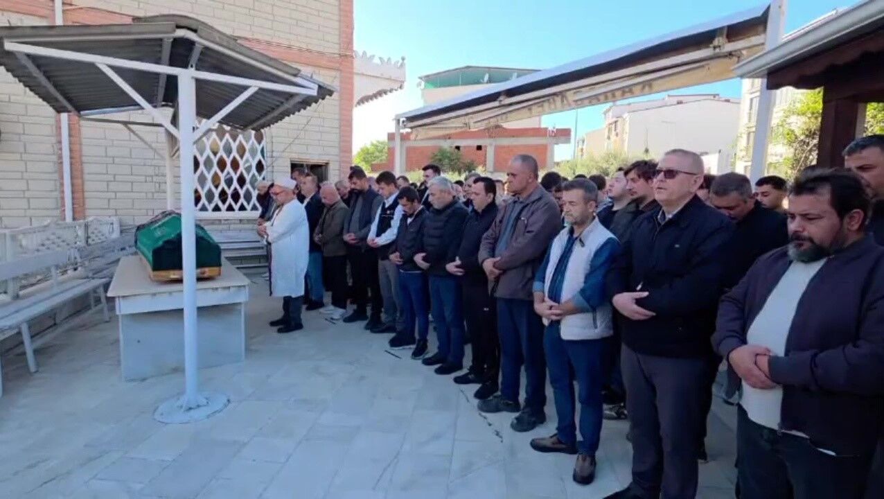 Bursa'da Sevgilisi Tarafında Katledilen 18 Yaşındaki Gökçe Alkan Toprağa Verildi1