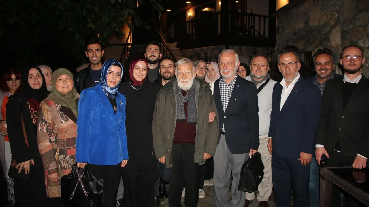 Bursa'da Yahya Kemal Söyleşisine Yoğun İlgi! Salon Doldu, Katılımcılar Ekrandan İzledi (2)
