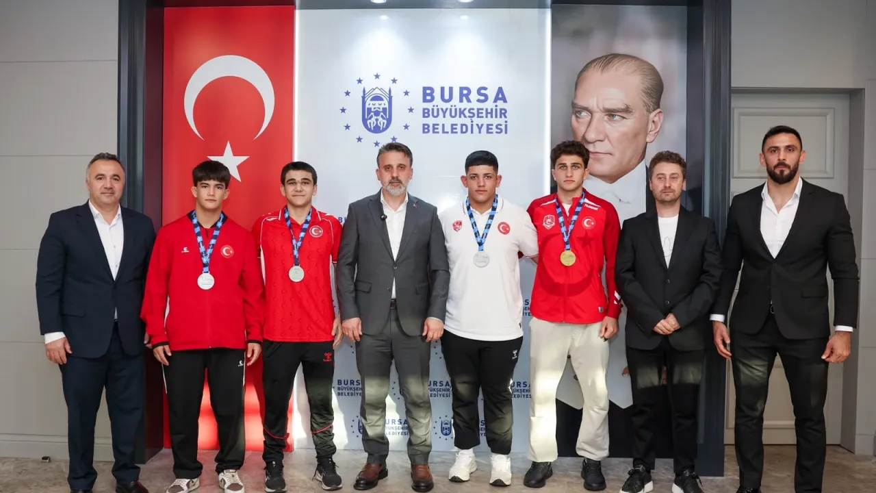 Bursa'nın Gururu Oldular! Balkan Şampiyonu Güreşçilerden Büyük Başarı