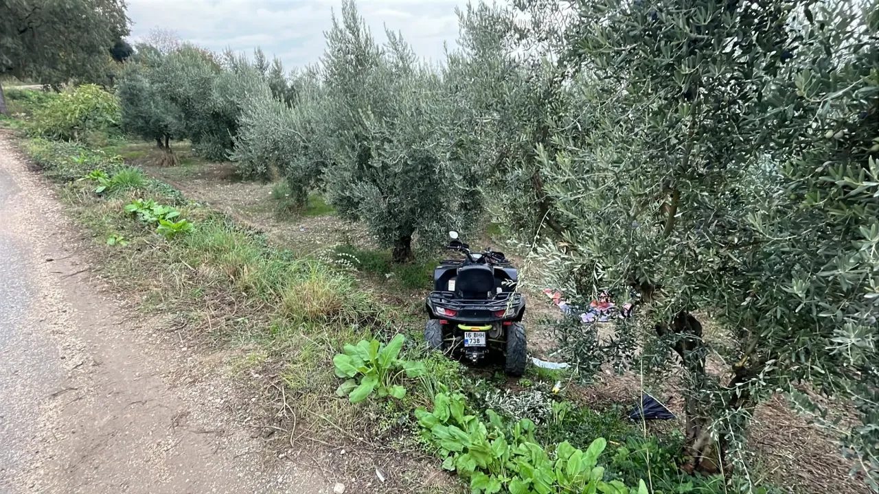 Bursa'nın Nilüfer Ilçesinde Atv Ile Seyir Halindeyken Kontrolünü Kaybederek Tarlaya Savrulan 30 Yaşındaki Numan Tabak, Kaldırıldığı Hastanede Yaşamını Yitirdi. Feci Kaza, Bir Iş Yerinin Güvenlik Kamerasına Saniye Saniye