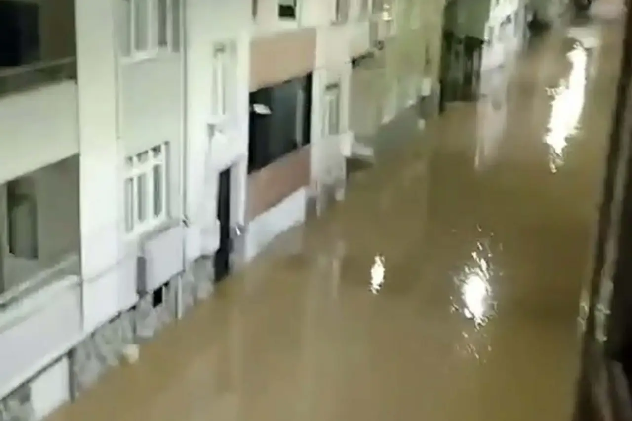 Çanakkale'nin Biga Ilçesinde Sağanak Etkili Oldu! Cadde Ve Sokakları Su Bastı.jpg