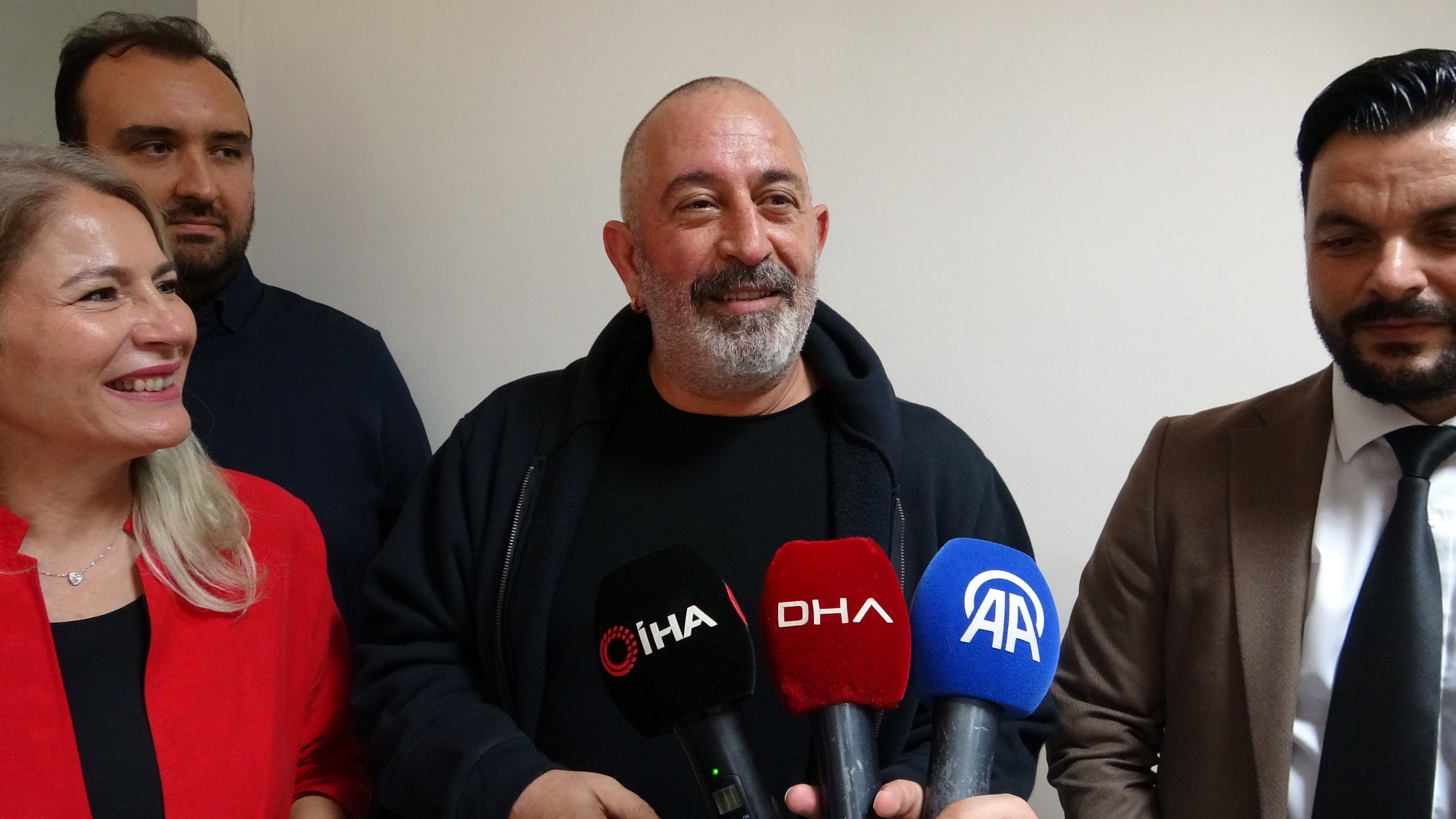 Cem Yılmaz’dan Sağlık Durumuna Ilişkin Açıklamaaw808270 04