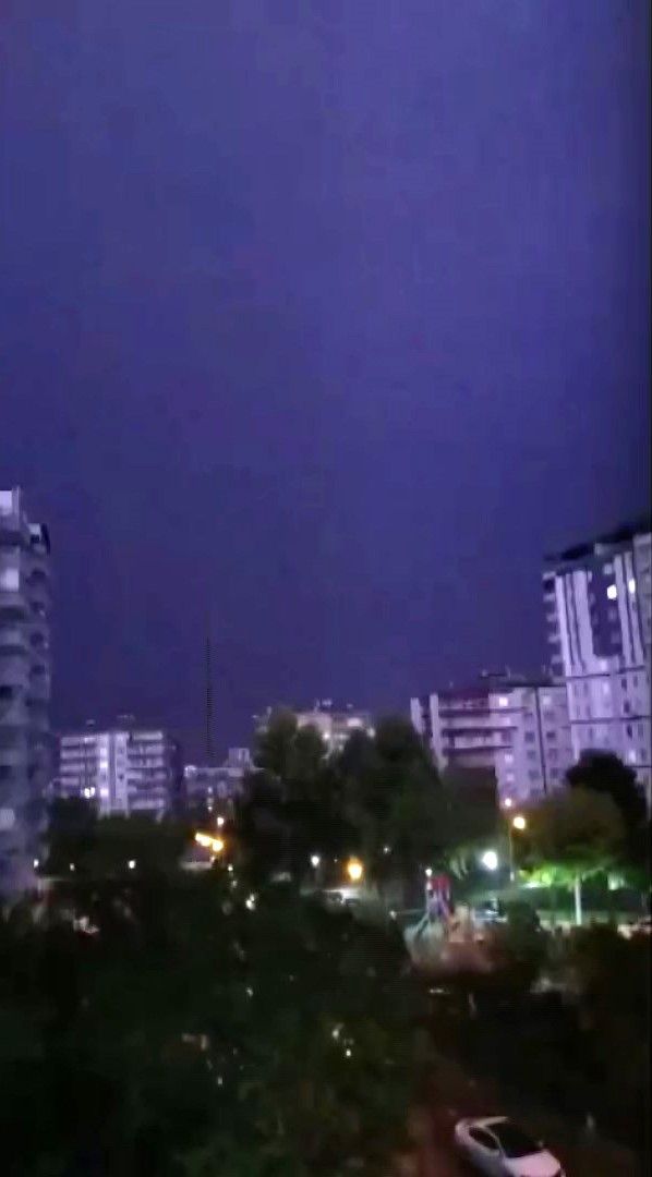 Diyarbakır'da Iki Apartmana Yıldırım Düştü! Binalarda Hasar Oluştuaw820164 01
