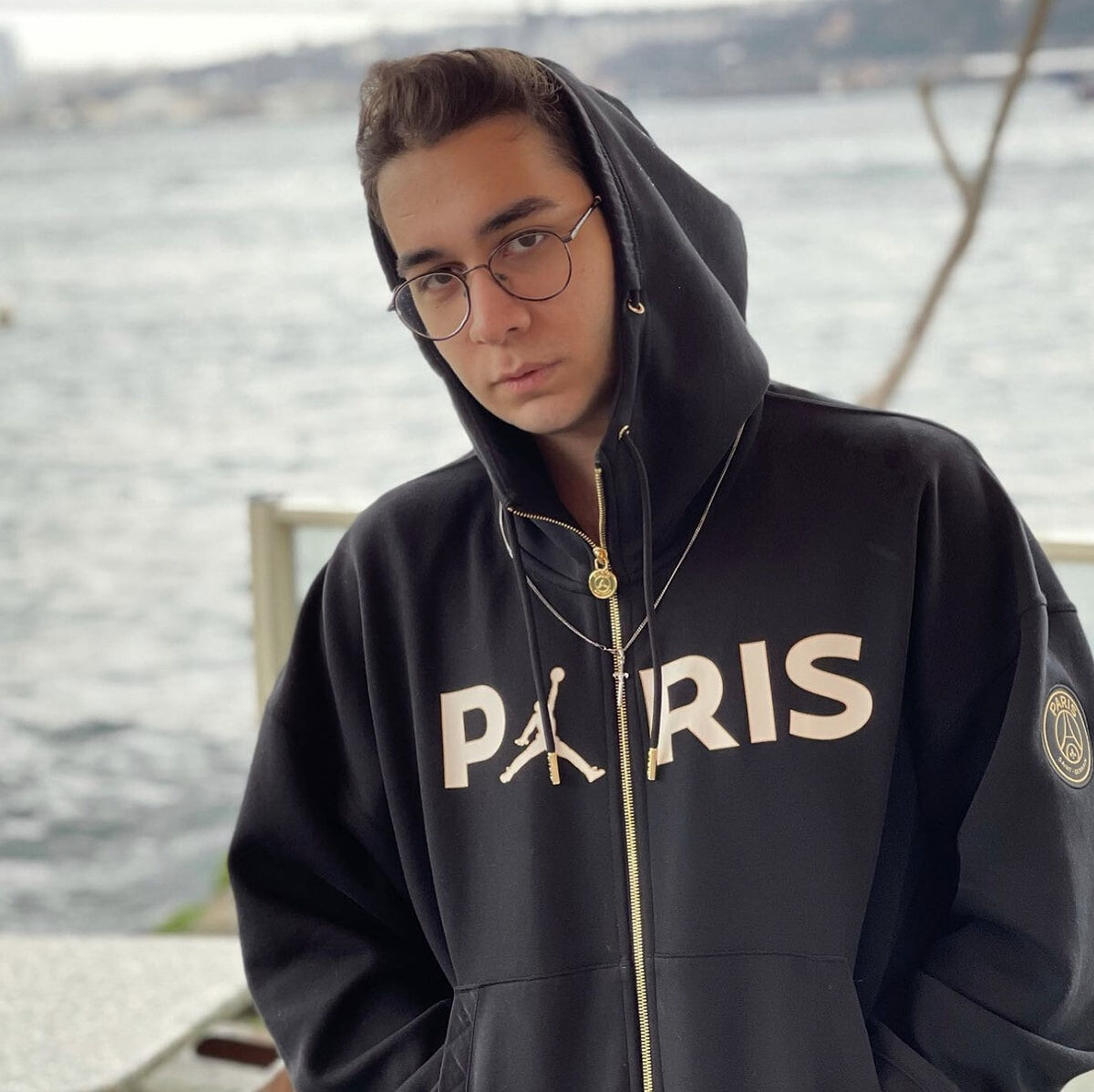 Eray Can Özkenar Kimdir, Kaç Yaşında? Twitch’ten Kick’e Neden Geçti?Ne Iş Yapıyor?Eray Can Ozkenar Kimdir Nereli Twitch Ve Kick Yayincisi Eray Can Ozkenarin Sucu Ne 17497275223311 2