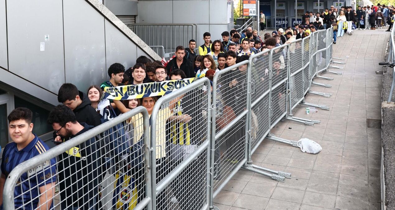 Fenerbahçe’nin Yıldızını Görmek Için Yüzlerce Metrelik Kuyruk Oluştuht778Jiwgaecacbjfif Qyqwkxb9Yk6Tv7Lqk8Hplw.jfif