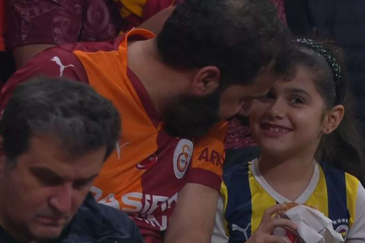 Galatasaray Fenerbahçe Derbisinde Tribünlerin En Anlamlı Görüntüsü! Baba Galatasaraylı, Kızı Fenerbahçeligalatasaray Fenerbahçe Derbisinde Tribünlerin En Anlamlı Görüntüsü! Baba Galatasaraylı, Kızı Fenerbahçeli.jpg