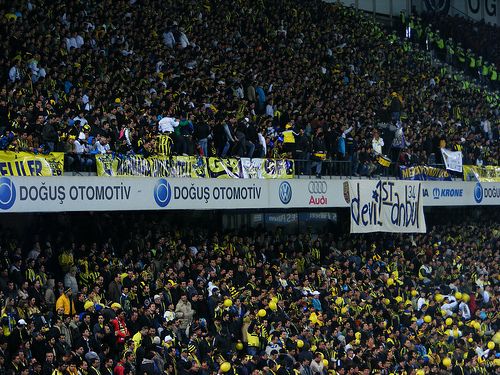 Galatasaray Mi Beşi̇ktaş Mi Fenerbahçe Mi̇? En Büyük Taraftar Grubu Tartişmasinin Gali̇bi̇ Ki̇m?Genc Fenerbahceliler