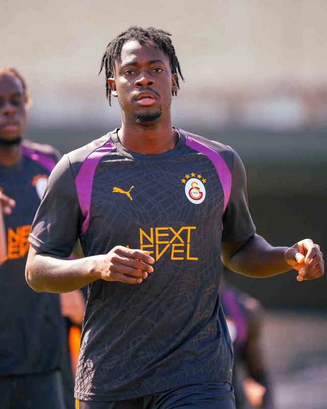 Galatasaray’da El Chadaille Bitshiabu Için Ayrılık Iddiası.jpg