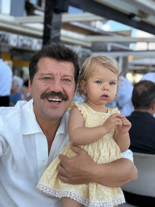 İlker Aksum’dan Aile Paylaşımı: Kızı Lila Ile Dedesinin Park Anlarını Paylaştı0X0 Oyuncu Ilker Aksum Kizinin Dondurma Yedigi Anlari Paylasti Minik Lilanin Sevimli Anlari Ilgi Odagi Oldu 1789634108759