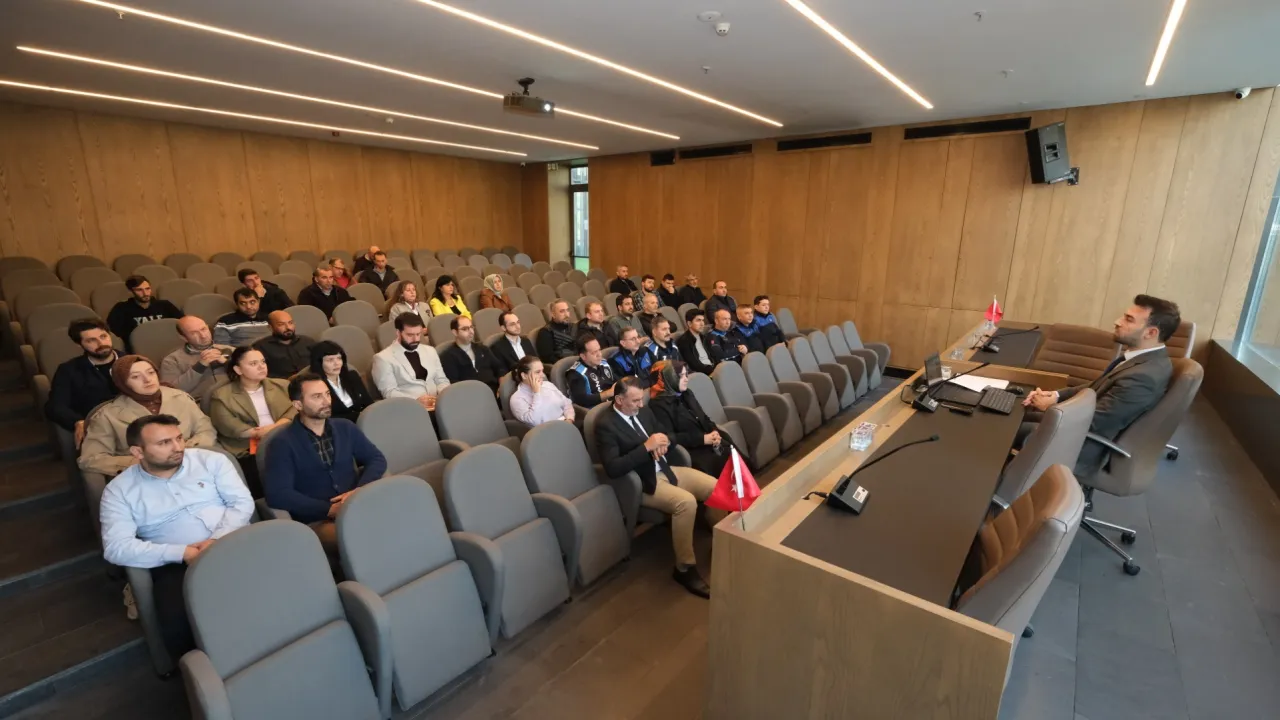 İnegöl Belediyesi Personeline Yapay Zekâ Eğitimi Verildi (1)