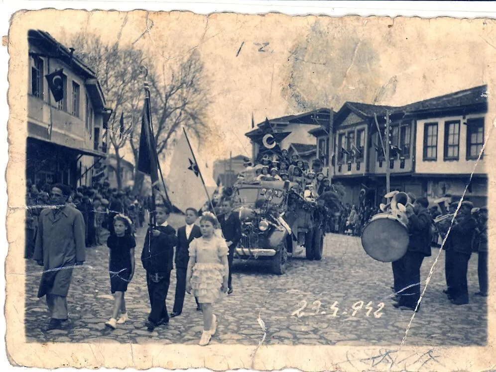 Inegöl Hükümet Meydanı Maziden Gençgazete (1)-2