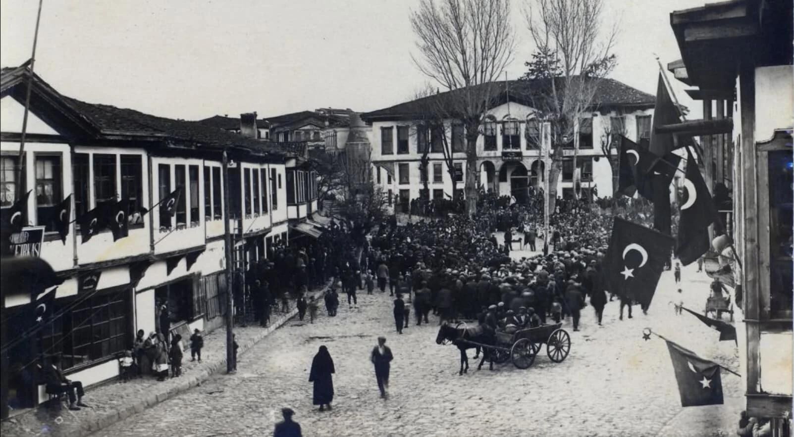 Inegöl Hükümet Meydanı Maziden Gençgazete (2)