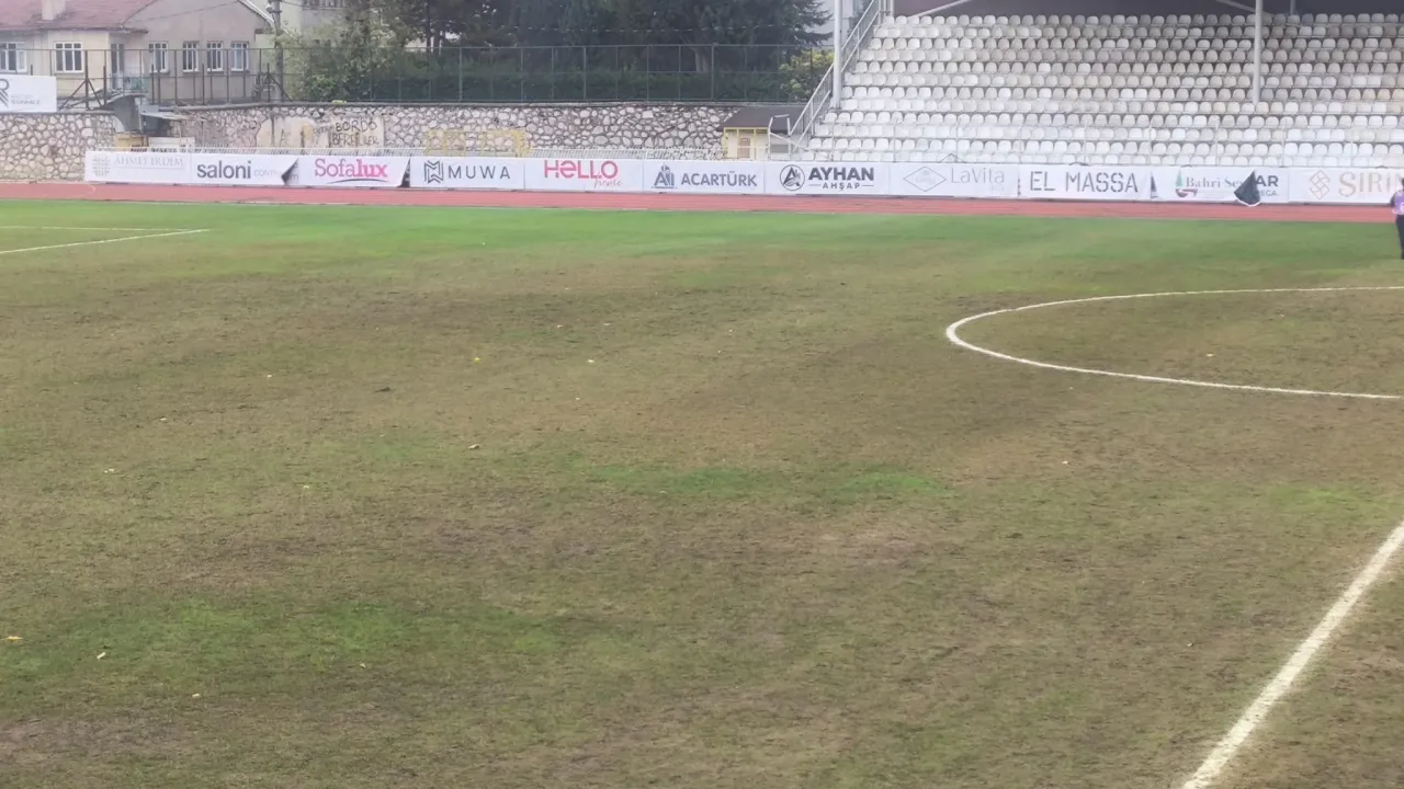 İnegöl İlçe Stadyumu'nun Zemini Içler Acısı! Yarın Bir Maç Daha Var.. (2)