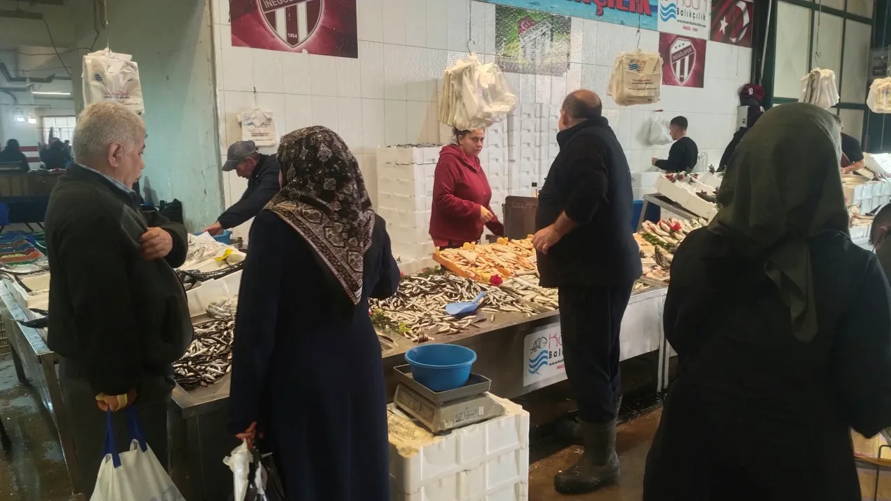 İnegöl Perşembe Pazarındaki Fiyatlarla Balık Yemeye Doyacaksınız! Palamut 125 Tl'den Başlıyor.. (4)