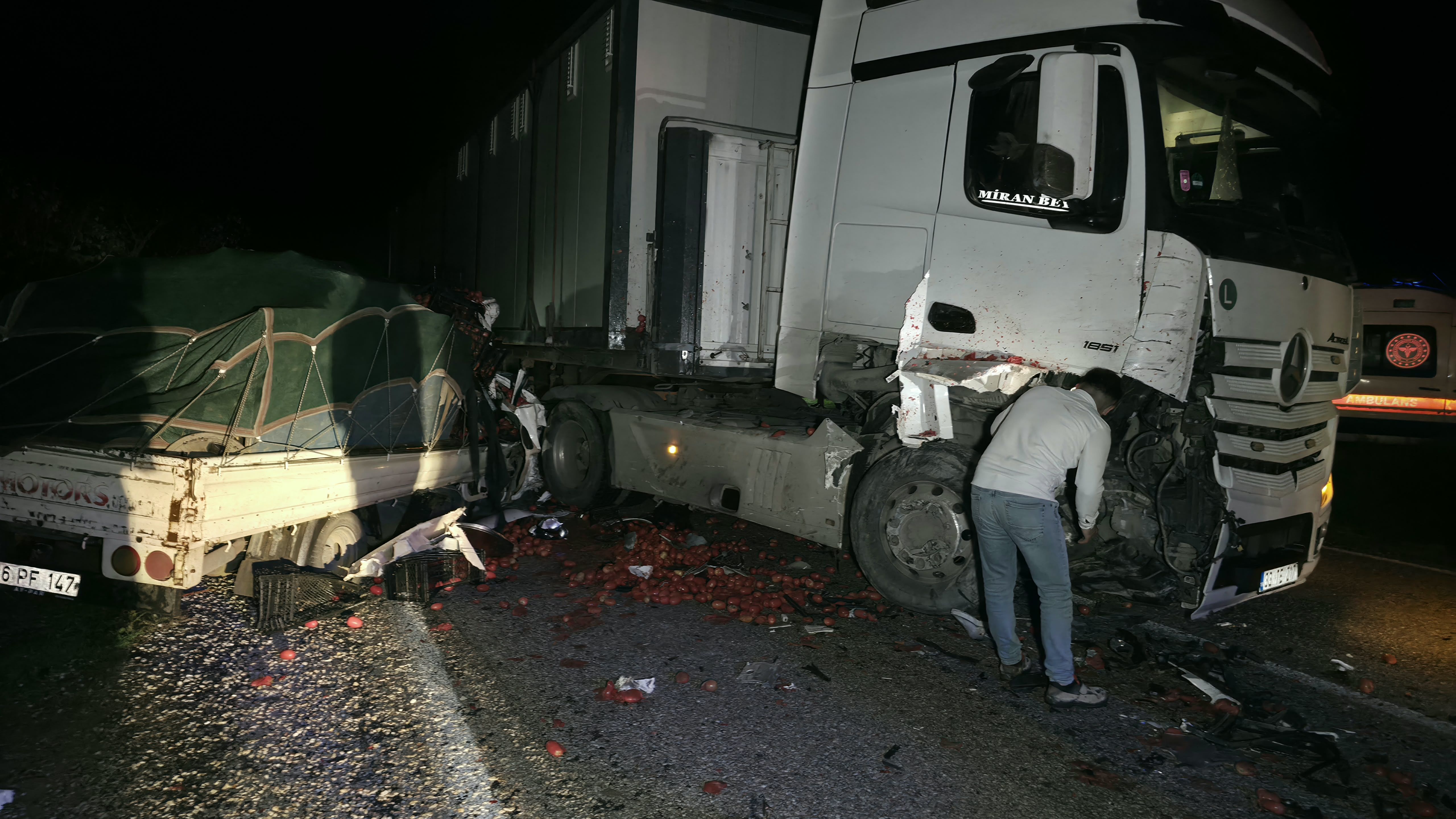 İnegöl Yenişehir Yolunda Tır Ile Kamyonet Kafa Kafaya Çarpıştı: 2 Ağır Yaralıwhatsapp Image 2026 10 27 At 20.08.51