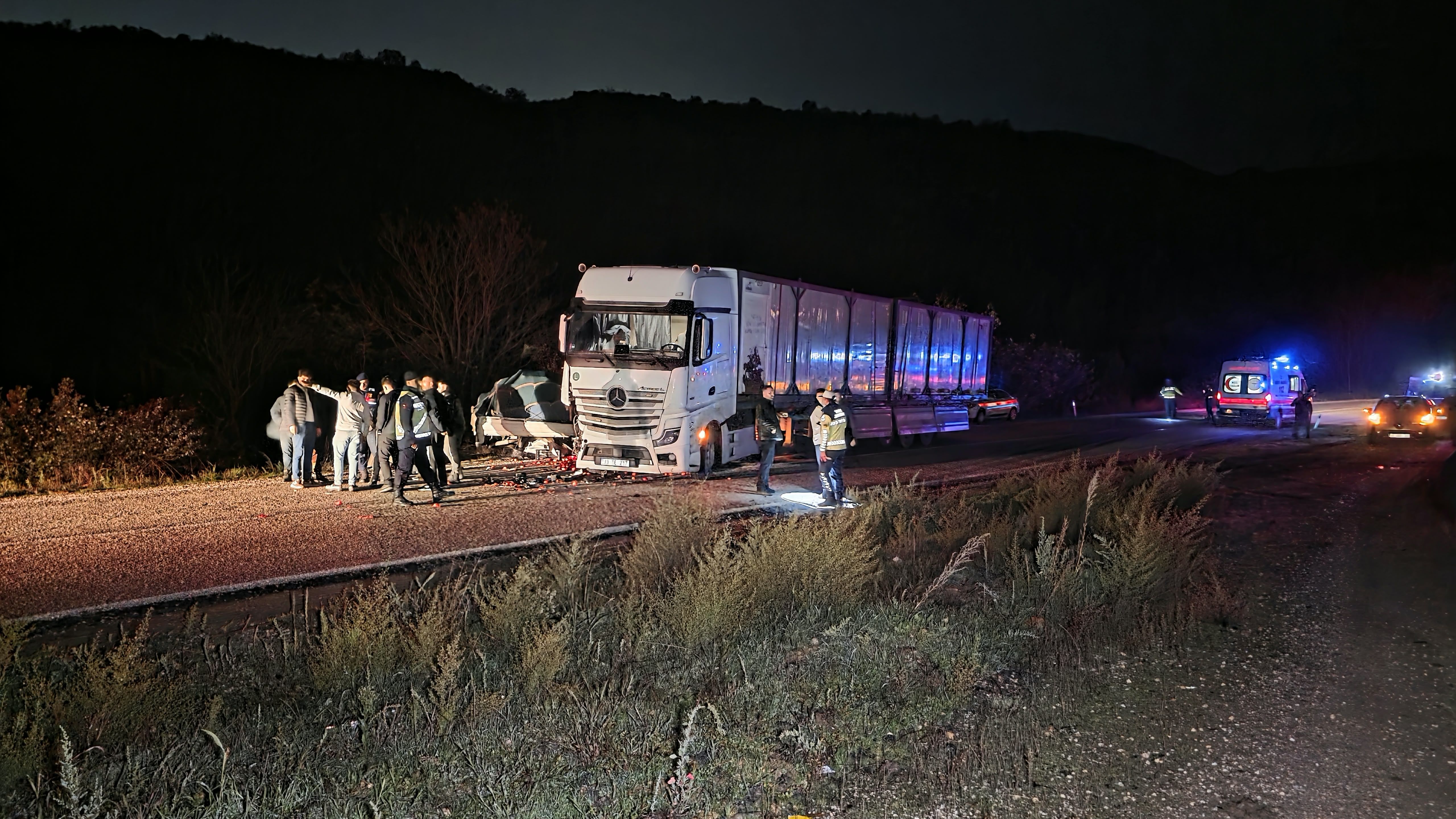 İnegöl Yenişehir Yolunda Tır Ile Kamyonet Kafa Kafaya Çarpıştı: 2 Ağır Yaralıwhatsapp Image 2026 10 27 At 20.09.52