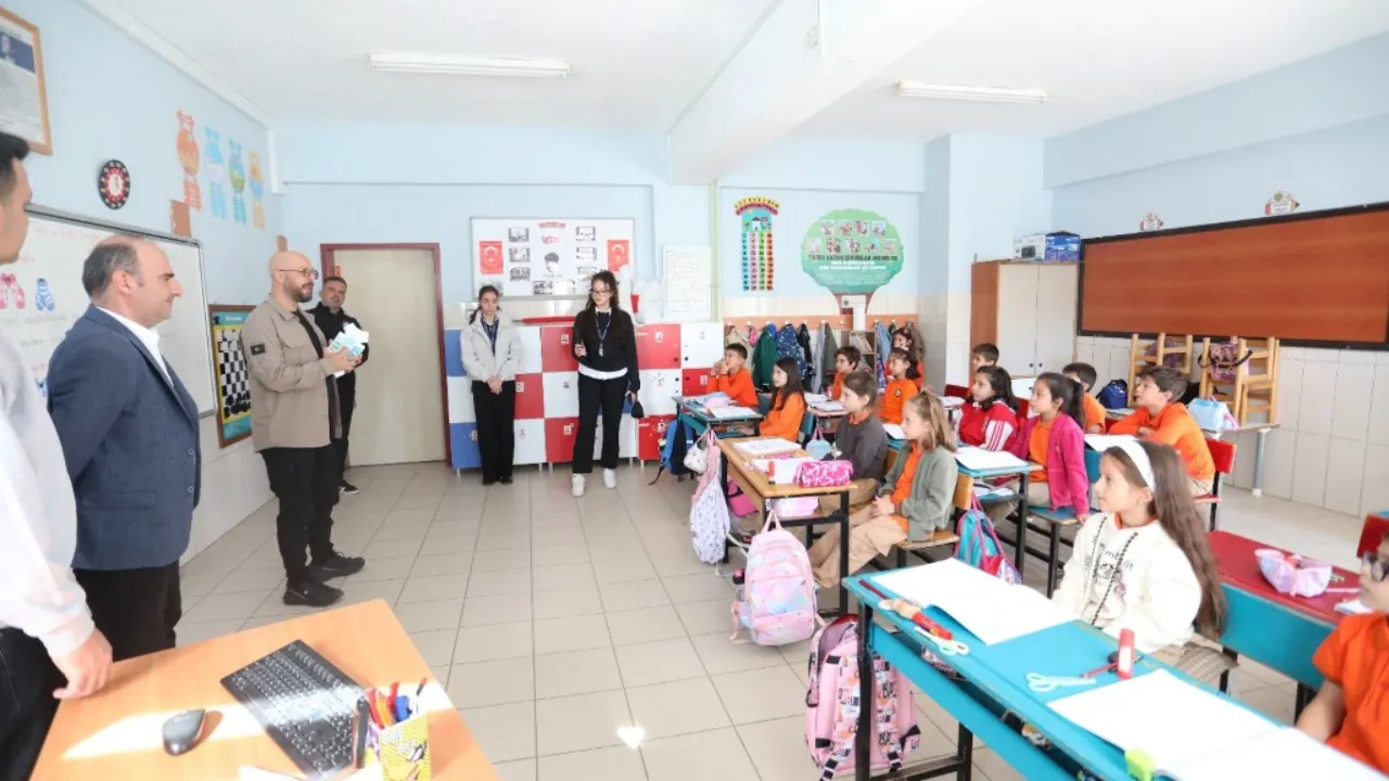 İnegöl'de 27 Bin Öğrenciye Kumbara Dağıtıldı! Hedef Kitap Sevgisi Ve Tasarruf (6)