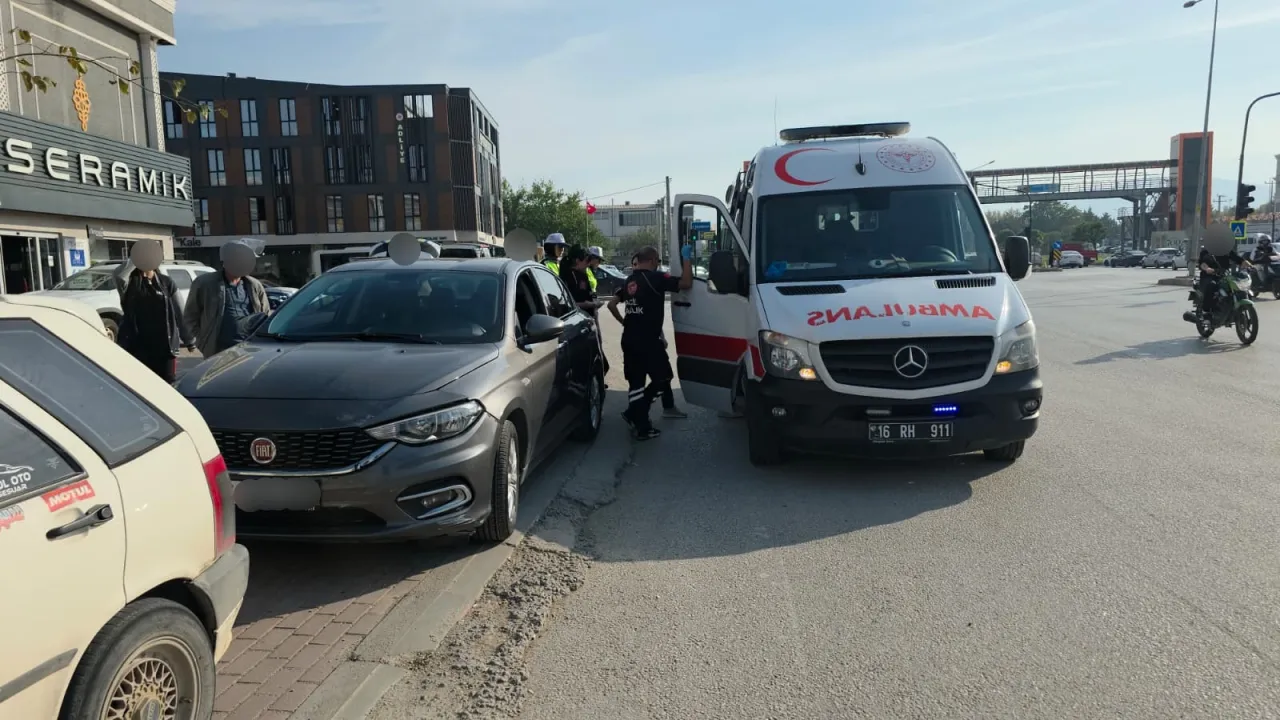İnegöl'de 3 Araç Birbirine Girdi! Zincirleme Kazada Bir Sürücü Rahatsızlandı
