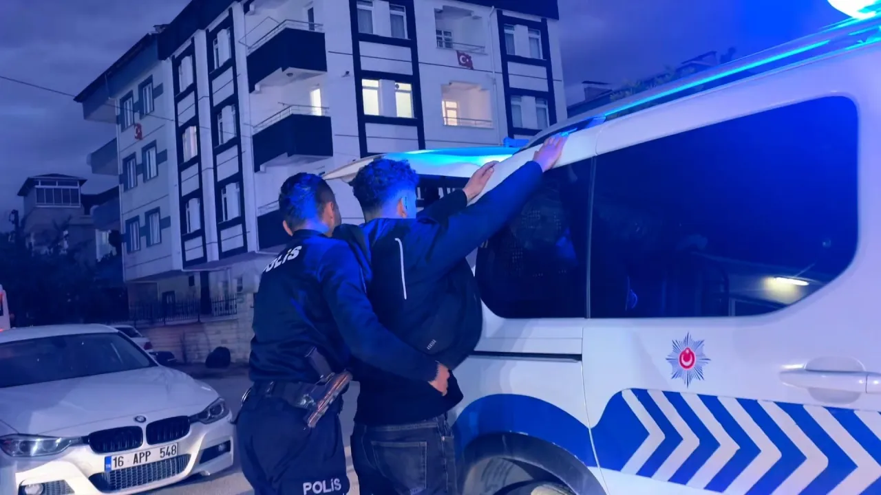 İnegöl’de Ehliyet Sınavında Kopya Düzeneğiyle Yakalandı (3)
