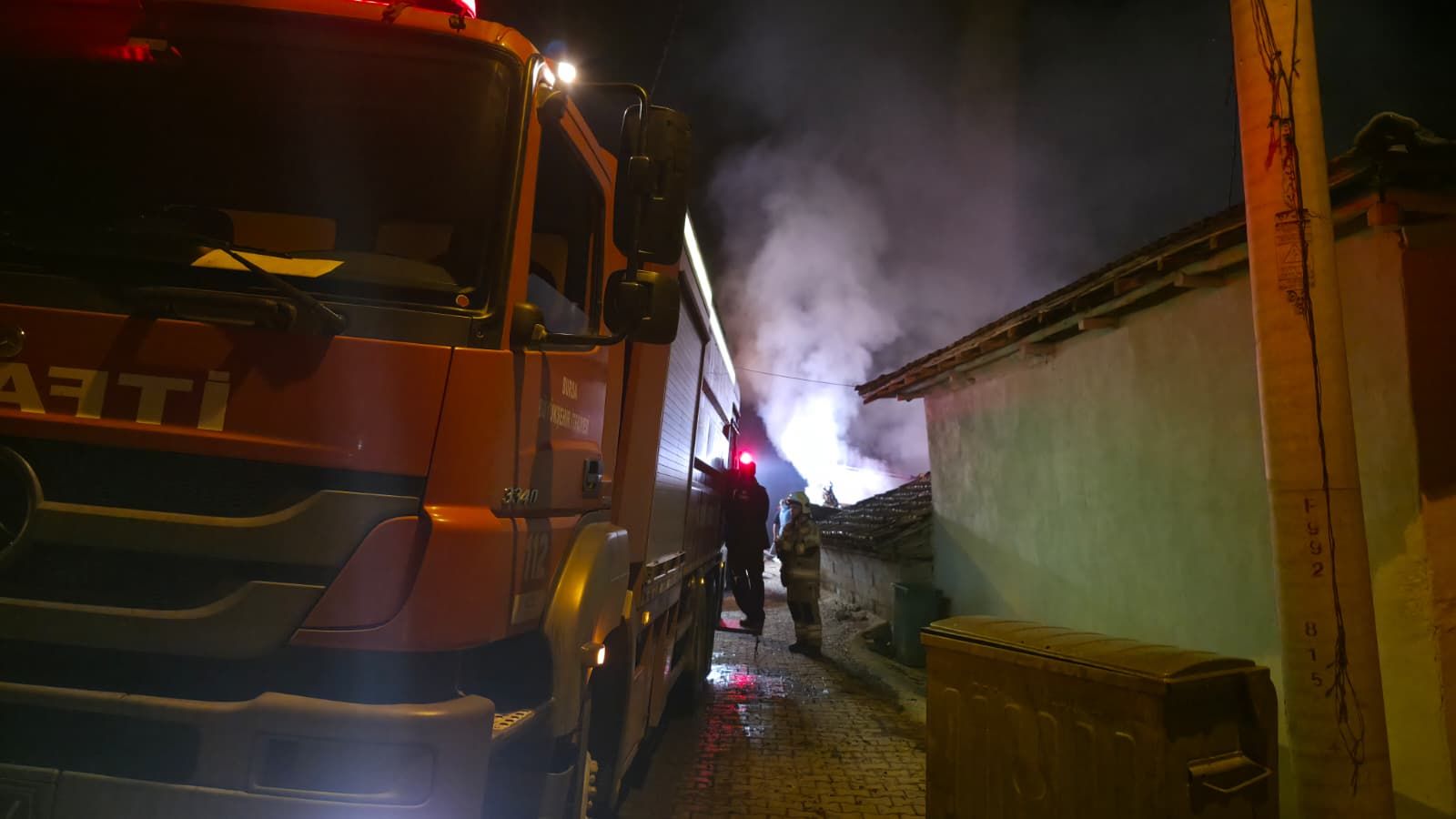 İnegöl'de Gece Yarısı Samanlık Yangını! Muhtar Ve Mahalleli Seferber Oldu (1)